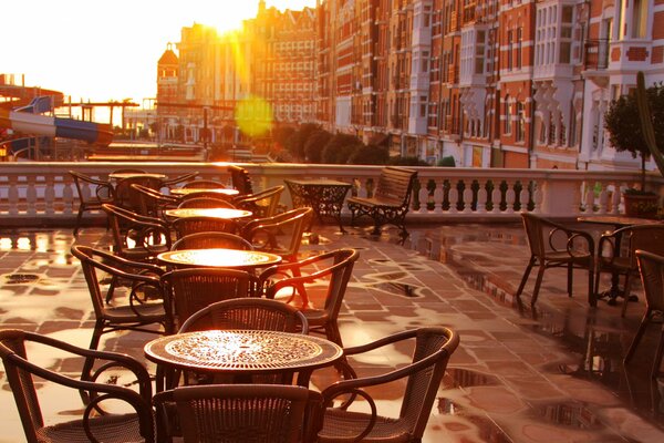 Café de rue à l ancienne tôt le matin