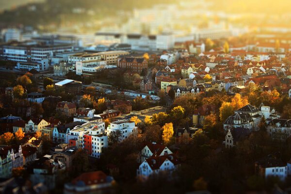 Herbstpanorama einer kleinen Stadt