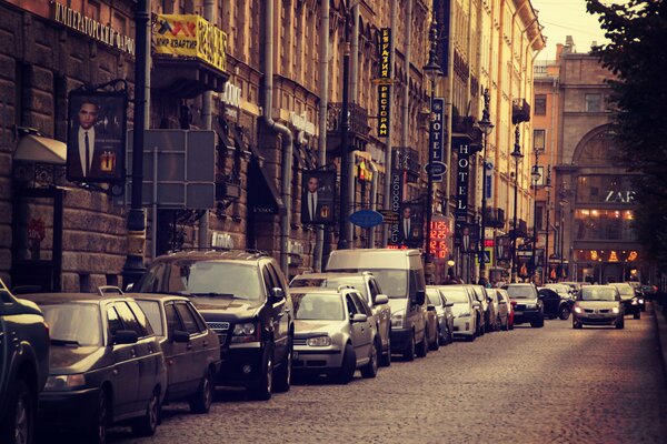 Стоянка машин на Невском проспекте в Санкт-Петербурге