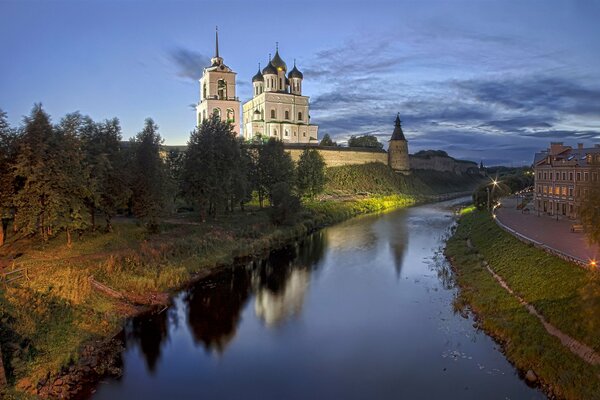 Kremlin de Pskov a lo largo del río