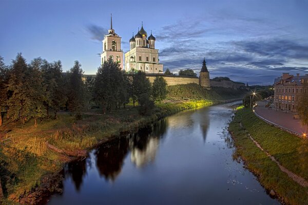 Kreml pskowski wzdłuż rzeki