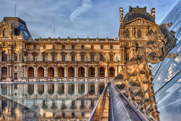 El reflejo del Louvre en la pirámide