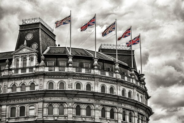 Sventolando la bandiera sull edificio di Londra