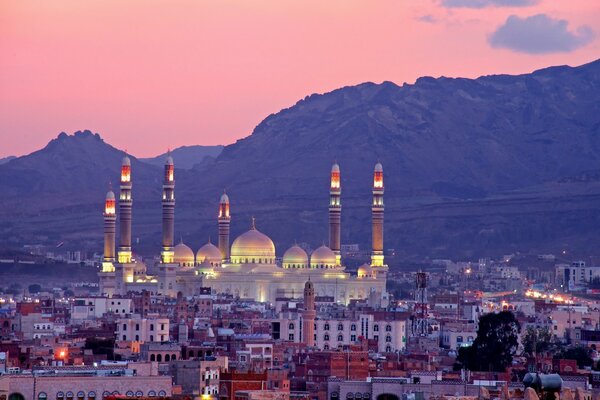 Moschea di Al-Saleh con montagne e tramonto sullo sfondo