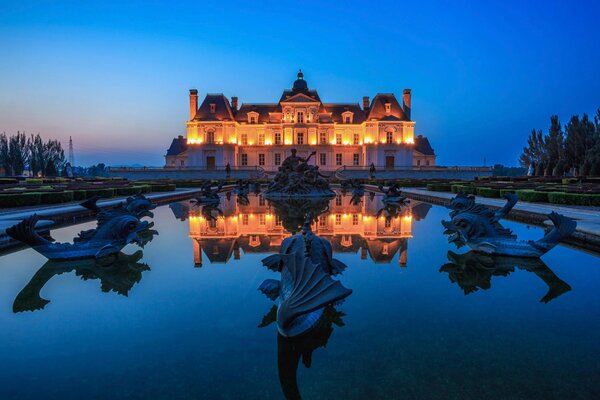 Reflejo del Palacio en el estanque nocturno