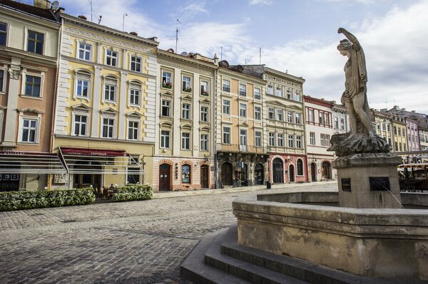 Ville d Ukraine Lviv place avec fontaine