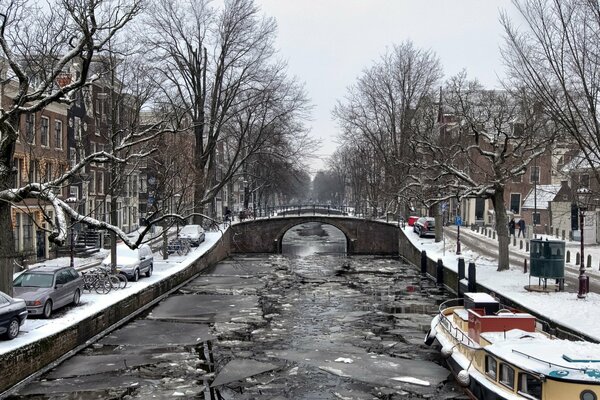 Flusshafen in der Stadt im Winter