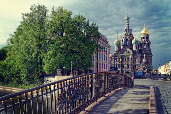 San Petersburgo, el puente que conduce al templo de Sapas en la Sangre