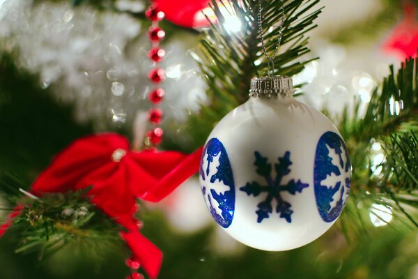 Bola blanca y azul en el árbol de Navidad