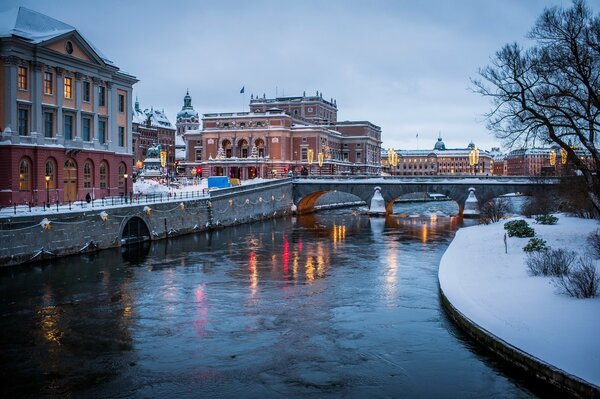 Wasserkanal in Schweden im Winter