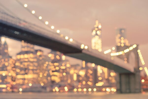 Puente de Brooklyn en el contexto de la ciudad nocturna