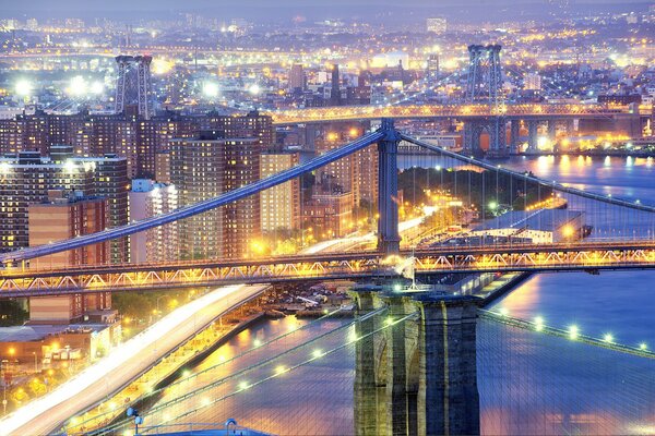 Ciudad nocturna con puente y vistas al río