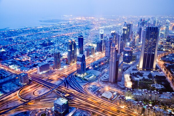 Ciudad nocturna en Dubai panorama de edificios y carreteras