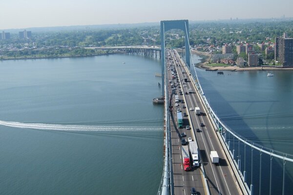 Le auto attraversano il ponte verso la città