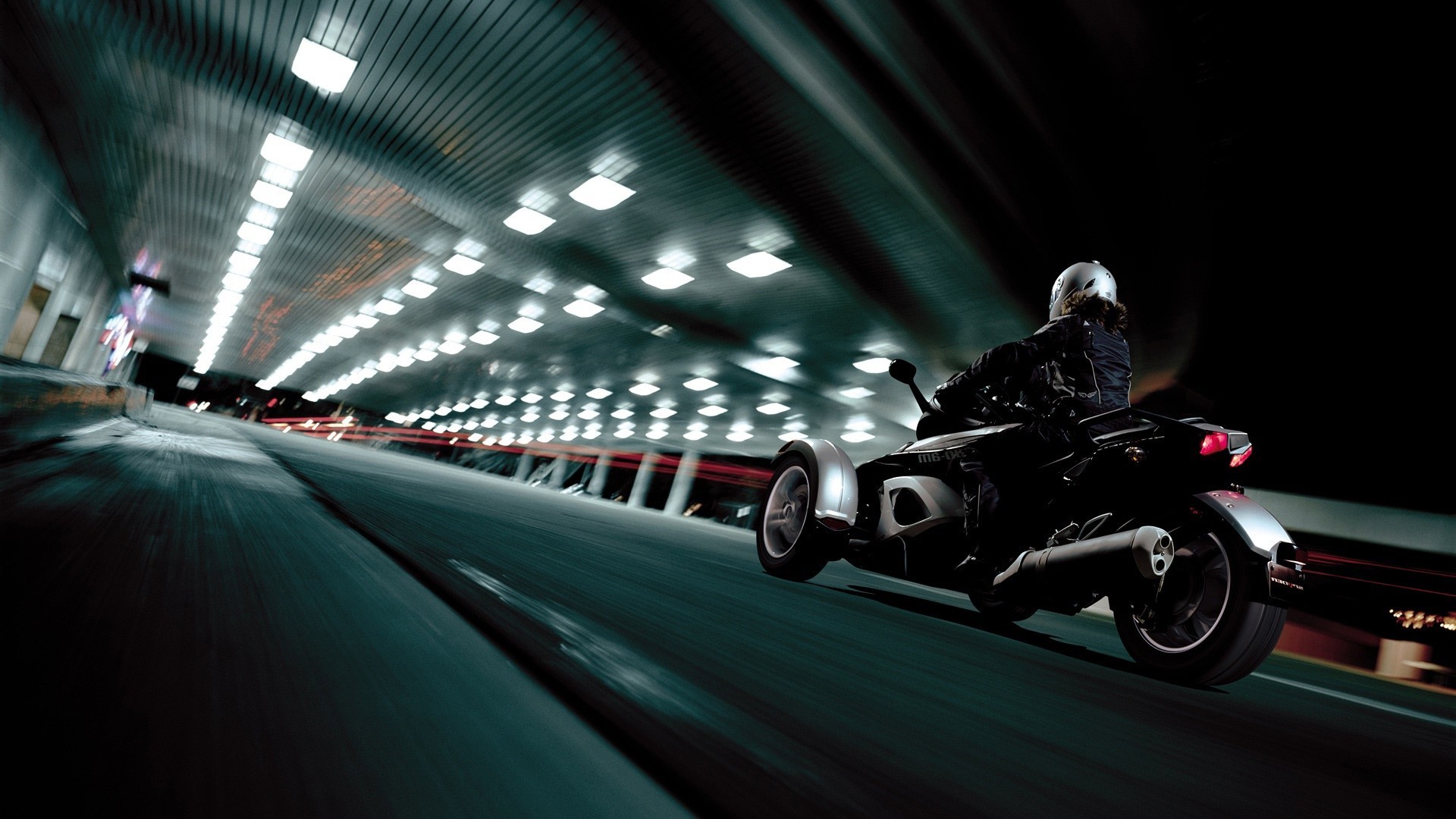 moto can-am spyder tunnel moto