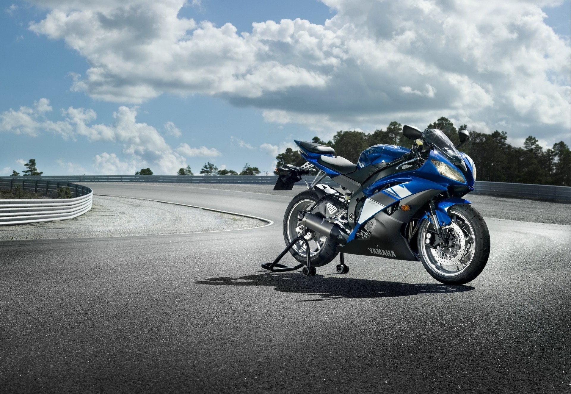 yamaha bleu sur la route