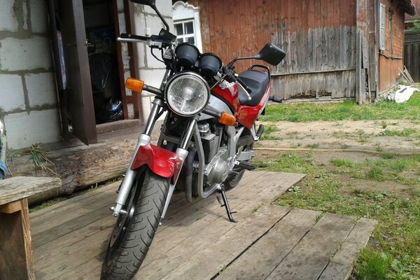 Foto de una vieja motocicleta de pueblo rojo