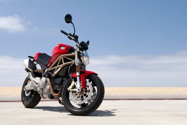 La moto ducati si trova sulla sabbia nel deserto