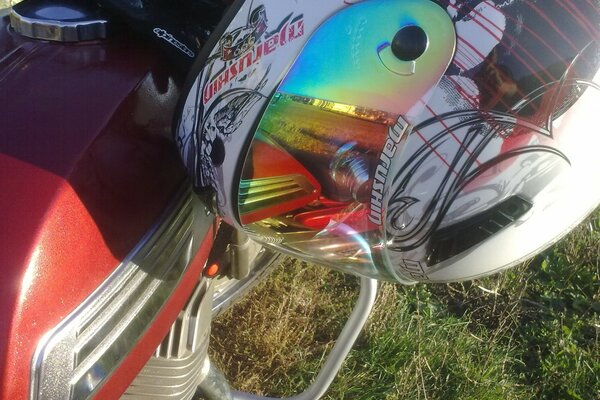 Kask motocyklowy z Czerwonym motocyklem