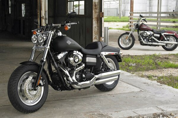 Motocykl harley davidson, rower na ulicy w dobrym stanie