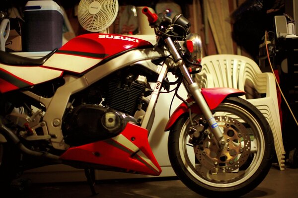 Motorrad mit rotem Finish in der Garage