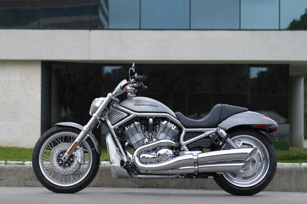 Мотоцикл Harley Davidson в сером цвете