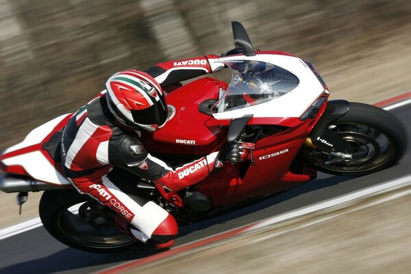 Un pilote de moto sur une moto ducati rouge