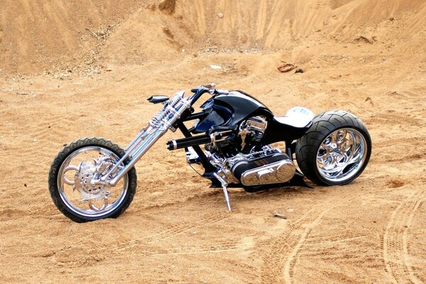 Ein Motorrad in einer Karriere. Motorrad im Sand