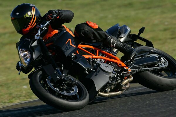 MOTARD SUR UNE MOTO DE SPORT