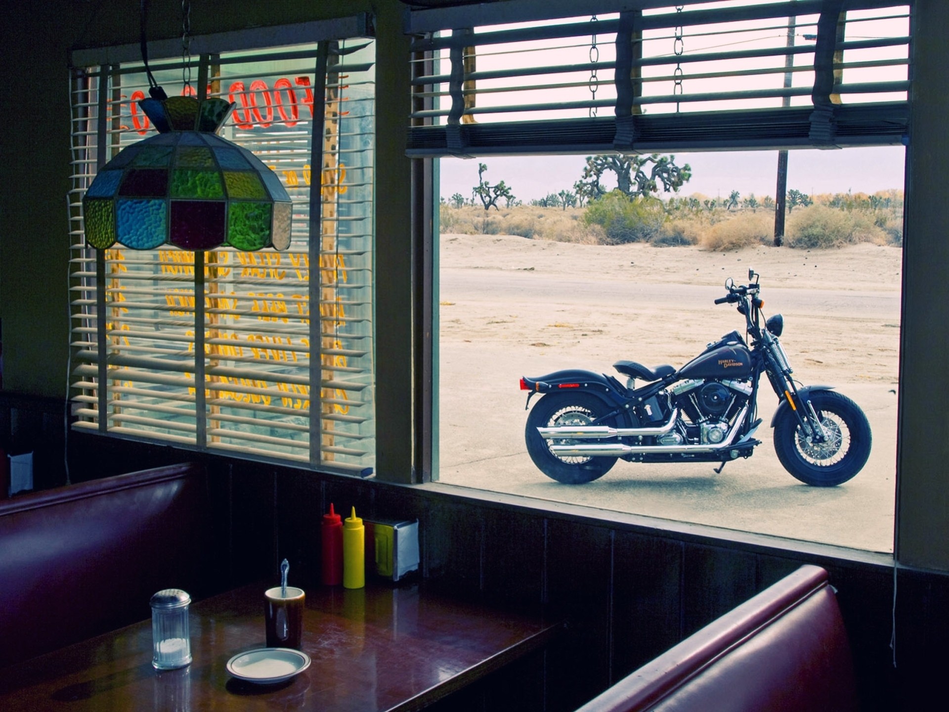 araña vista ventana café harley-davidson mesa