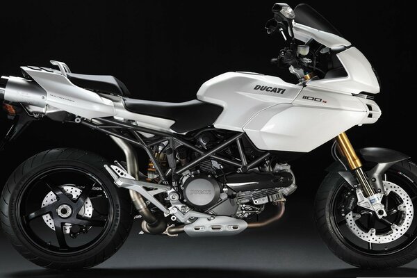 Ducati moto blanche sur fond neutre