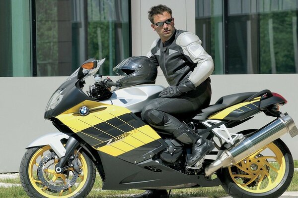 Gelbes BMW-Motorrad mit Motorradfahrer