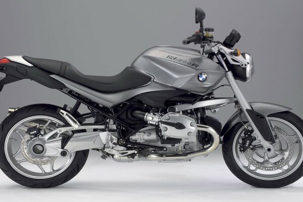 La bicicleta gris BMW (Boomer) se encuentra como excavada