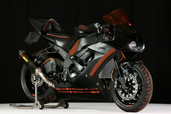 Moto noire avec inserts orange