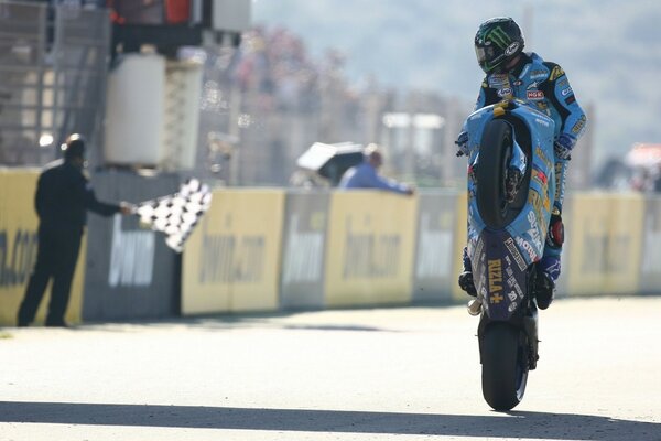 Il motociclista in blu finisce per PRIMO