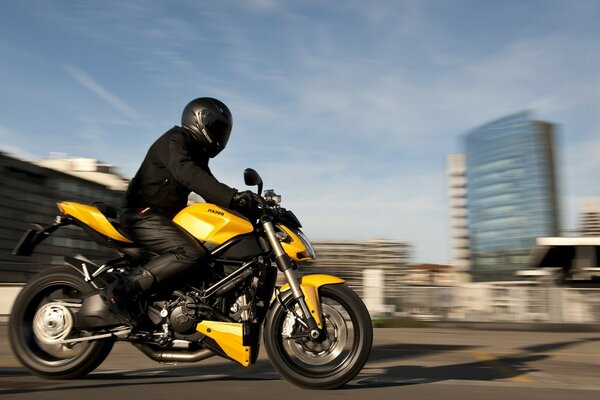 Por la ciudad en Ducati amarillo y negro con brisa