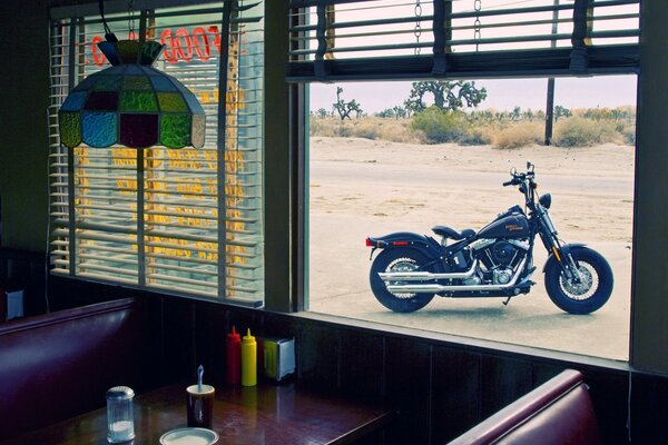 Moto harrley Davidson, vista dalla finestra del caffè