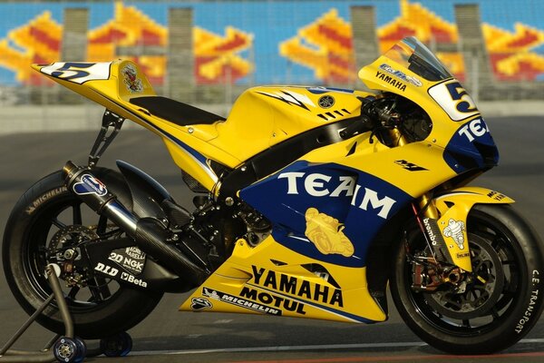 Moto japonaise Yamaha jaune