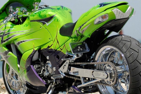 Moto verde con grandi pneumatici