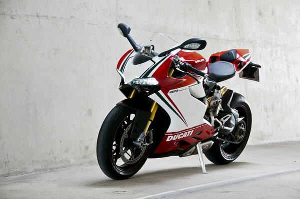 Motocicleta deportiva Ducati rojo y blanco