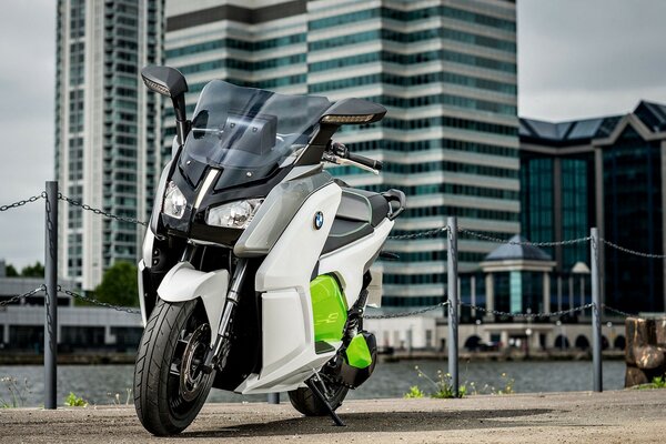 Biało zielony Electro BMW dla ruchu miejskiego czego potrzebujesz
