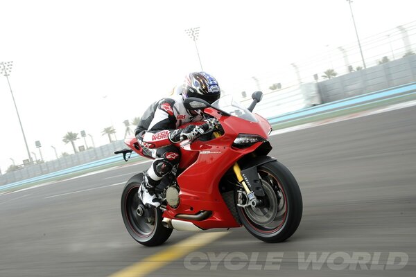 Motocyklista sportowy Ducati w kolorze czerwonym