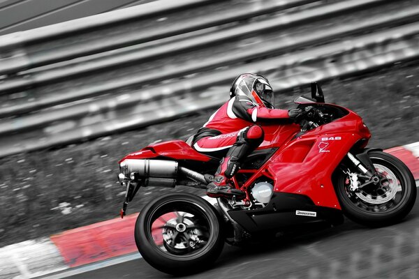 Couleur sanglante rapide Ducati vole vers le rêve sur le squelette du Mans