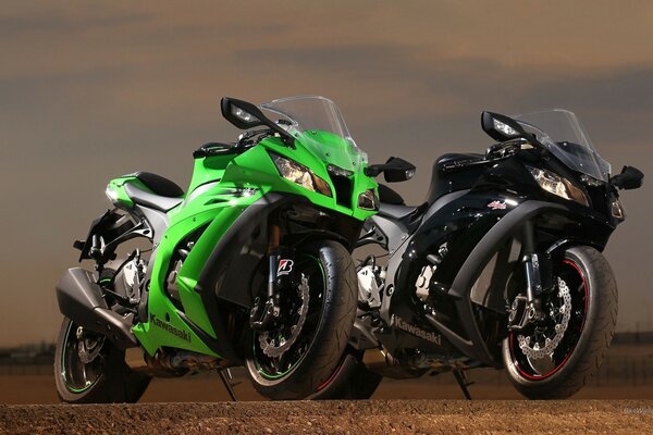 Dwa motocykle Kawasaki zielony i czarny