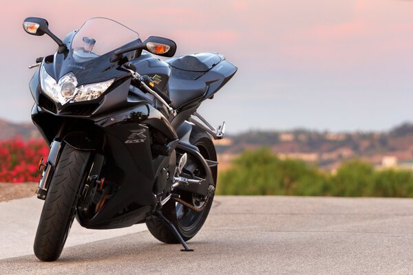 Спортивный черный мотоцикл suzuki gsx- r750