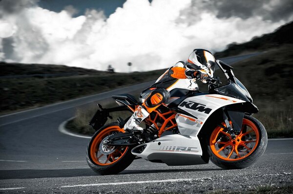 Title Racer su KTM su un bellissimo sfondo