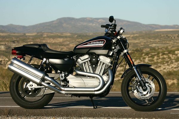 Harley davidson dans les montagnes et la route n est pas terrible