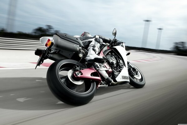 La moto Yamaha entra in curva ad alta velocità