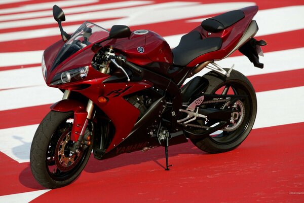 Moto sportiva rossa Yamaha R1