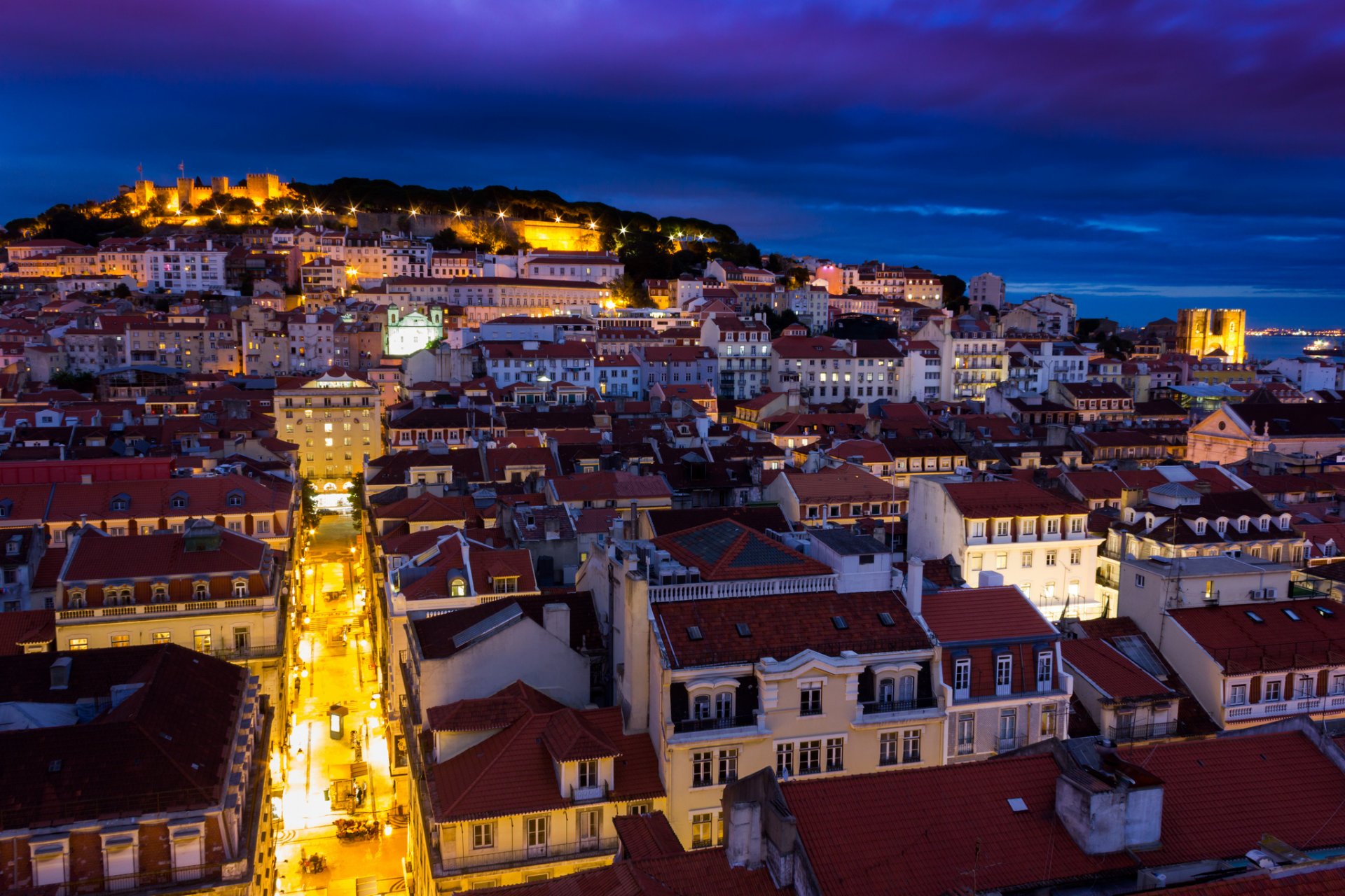 portugal lissabon hauptstadt häuser gebäude architektur festung nacht lichter hintergrundbeleuchtung blau himmel